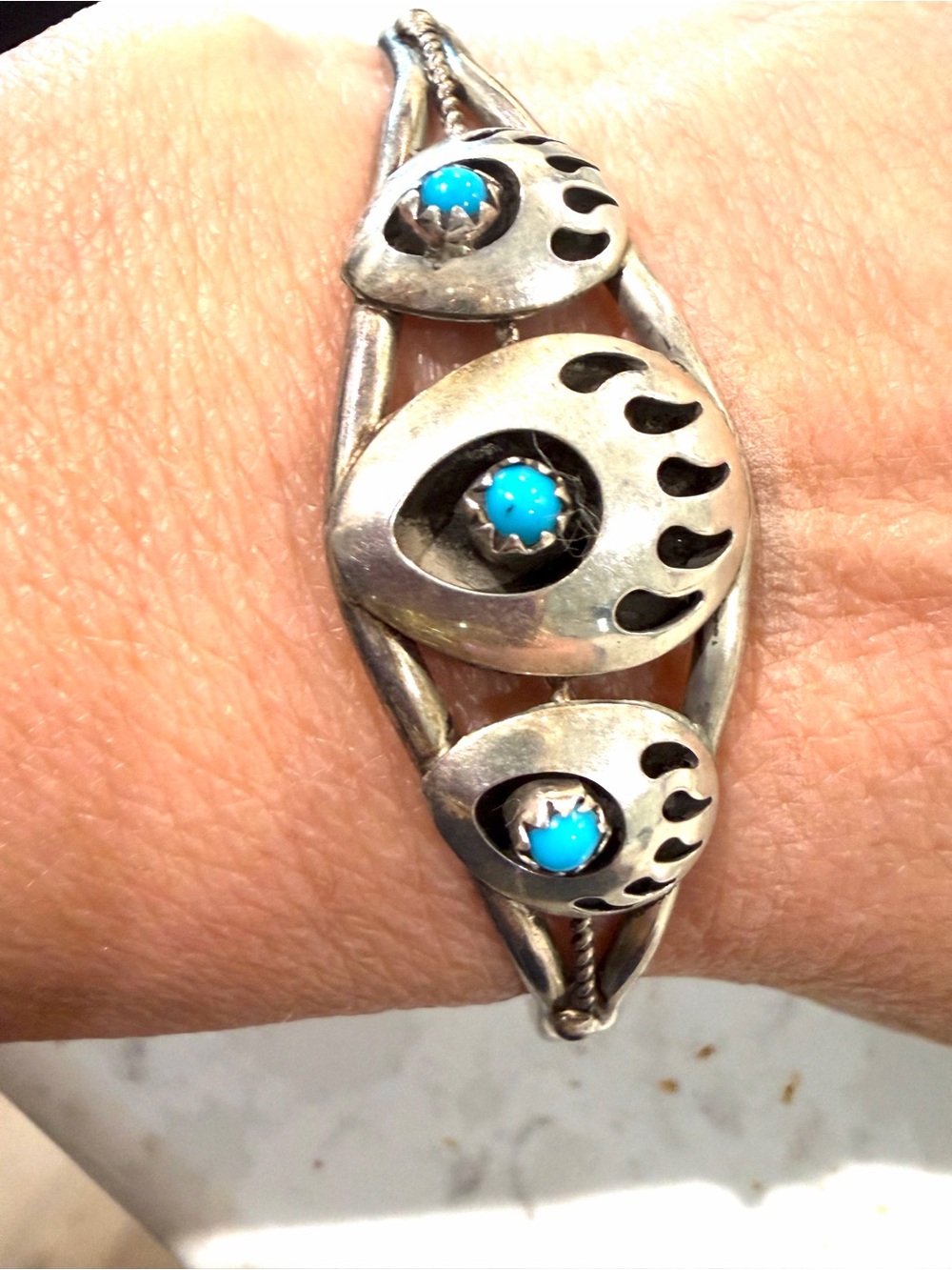 Vintage Native American
Style Sterling Silver
Shadowbox Bear Paw Cuff
Bracelet